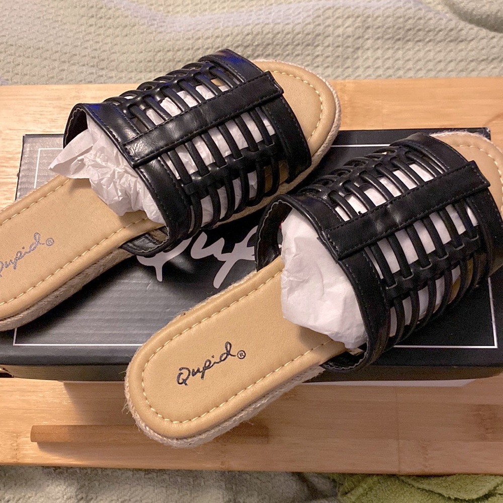 Qupid Dalisha-02 Black Strappy Sandals  size 6. NIB